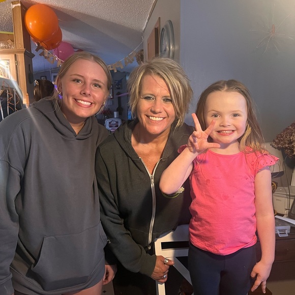 Meet your Posher, Heather - Picture 1 of 9